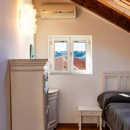 Terrazza Con Glicine By Interhome Nyaraló